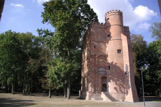 Żmigród Okazała rezydencja Hatzfeldtów została spalona w styczniu 1945 przez armię radziecką, a zniszczone skrzydło południowe rozebrano.