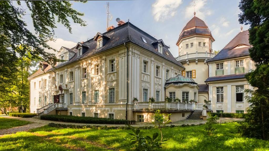 rezydencji "szlacheckiej". Od 1930 r. obiekt był już w rękach salwatorian, którzy urządzili w nim nowicjat i studium filozoficzno-teologiczne.