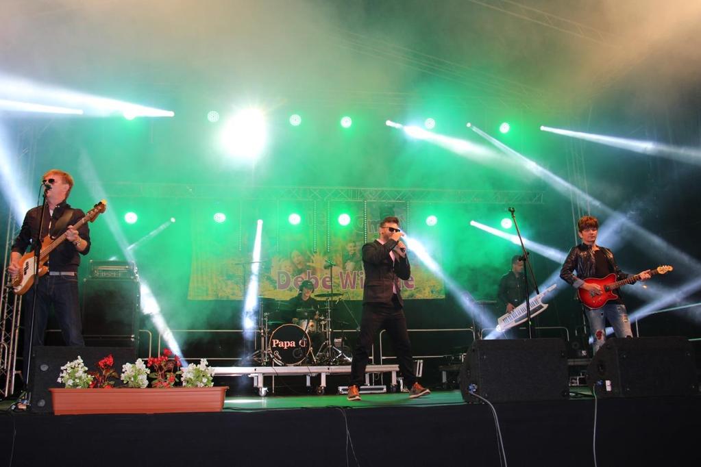 uczestniczek sekcji ZUMBY GOK Dębe Wielkie. W tym roku na scenie zagościły zespoły: PUDZIAN BAND, R-MAX,AMBU-LANS.