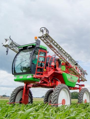 koła 300/95 R46 - rozstaw kół regulowany ręcznie 225-250 - 280-300 cm - komputer BRAVO 300 S - elektryczne sterowanie belki - klimatyzacja + filtr węglowy - przednia oś skrętna ORS 4000/18/PHB