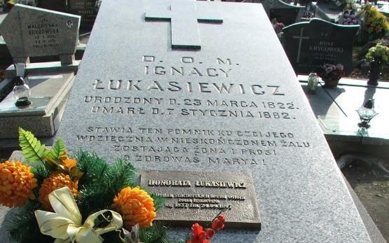 Grób Honoraty i Ignacego Łukasiewicza KALENDARIUM: 1854 - Osiedlenie się w Gorlicach, dzierżawa apteki.