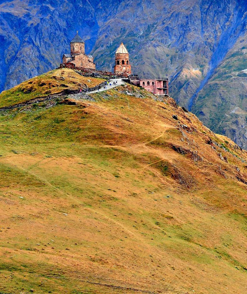 v - KAZBEGI vi - tbilisoba To maleńkie miasteczko z którego rozpościera się widok na najpiękniejsze szczyty Kaukazu. Sam Kazbek jest drzemiącym wulkanem o wysokości ponad pięciu tysięcy metrów.