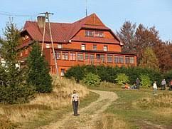 Cena nie zawiera opłat za wstępy do zwiedzanych obiektów odpowiedni do charakteru wycieczki; m. in. stosowne obuwie, kurtka przeciwdeszczowa.