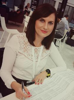 Absolwent studium "Zarządzania Systemami Przemysłowymi - specjalność: rachunkowość i kontrola kosztów " w Ecole Centrale de Paris, absolwent kursu rachunkowości dla zawodowych księgowych w School of