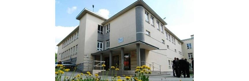 Branżowa szkoła I stopnia Lp. Symbol Nazwa zawodu szkoły 1. 7120101 Dekarz 2. 751201 Cukiernik 3. 742117 Elektronik 4. 741103 Elektryk 5. 514101 Fryzjer 6. 512001 Kucharz 7.