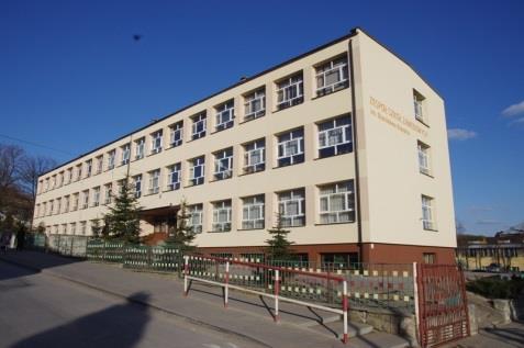 Lp. Symbol Nazwa zawodu 1. 711402 Betoniarz-zbrojarz 47 szkoły 2. 751201 Cukiernik 3. 741203 Elektromechanik pojazdów 4. 514101 Fryzjer 5. 512001 Kucharz 6. 723103 Mechanik pojazdów 7.
