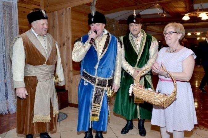 SADOWIANKI wykonały zestaw piosenek z węgrowskich Barw Jesieni, za które uhonorowane zostały drugim miejscem. W Broku również wzbudziły podziw i zachwyt zebranych gości.