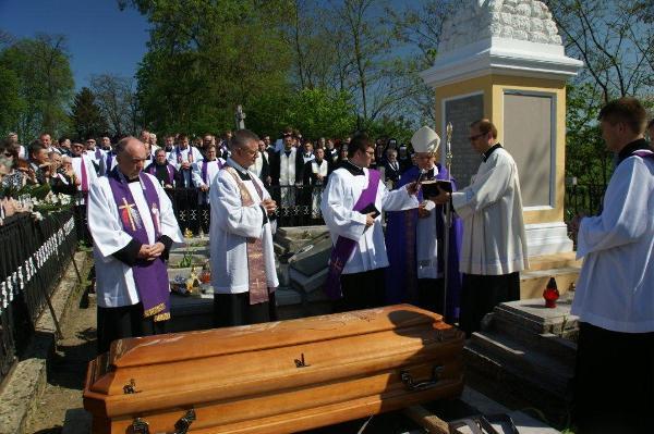 Władysława Ziober pośród grobów swoich bliskich