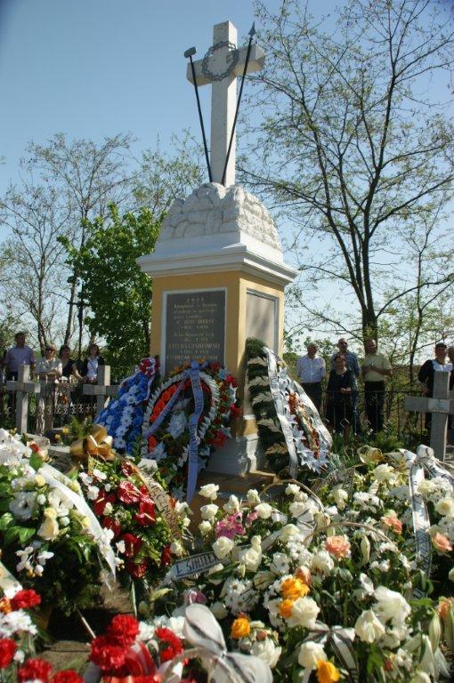 Ks. Władysław Derunow, obecny proboszcz parafii, któremu jesteśmy wdzięczni za organizowanie tych uroczyści pogrzebowych, w dniu śmierci napisał do najbliższej rodziny takie słowa: Łączę się w