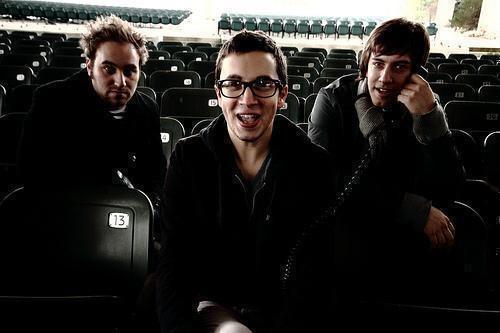 pierwszy skład zespołu,od lewej:chris,tyler,nick BLURRY FACE: 6.Co to blurryface? Blurryface to usosobienie lęków i niepewności Tylera.W piosenkach to głęboki edytowany głos (np.