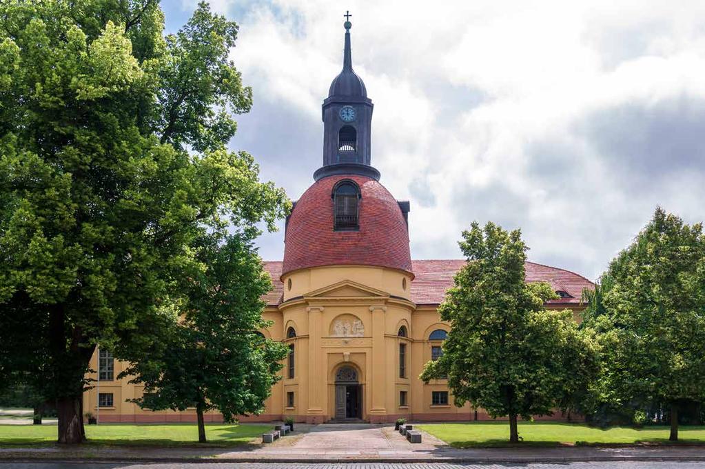 Lieblich weht s vom See herüber, Leise, langsam, wie verdrossen Ziehen still die Wolken drüber, Gleichen Schritts mit unsern Rossen Drüben liegt im Sonnenscheine So