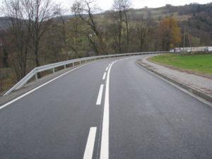 Powyższe inwestycje były i są realizowane przy partnerstwie z samorządami lokalnymi. Gminy współuczestniczą w budowie chodników w 50%, oraz oświetlenia ulicznego w 100% wkładu własnego.