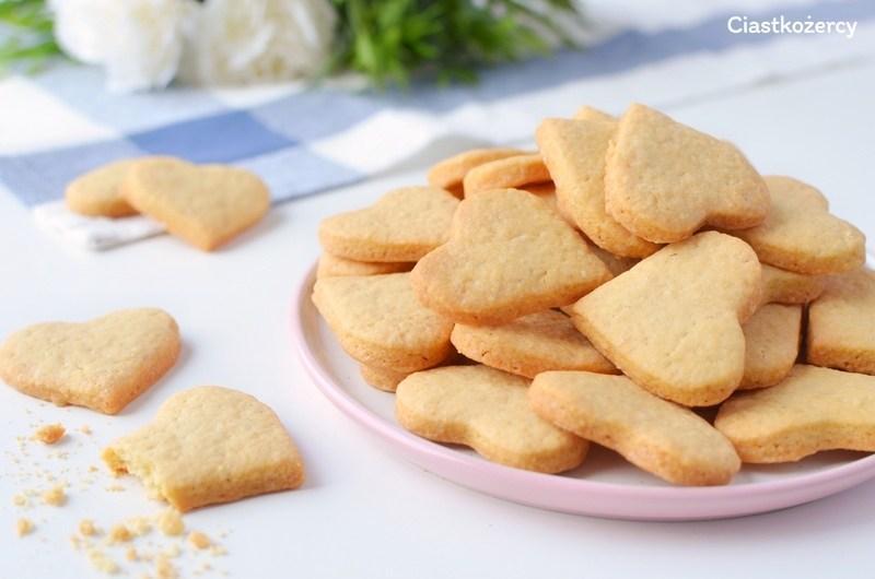 Walentynkowe kruche ciasteczka maślane Składniki: 0,5 kg mąki 3 łyżeczki proszku do pieczenia 1 szklanka cukru 200