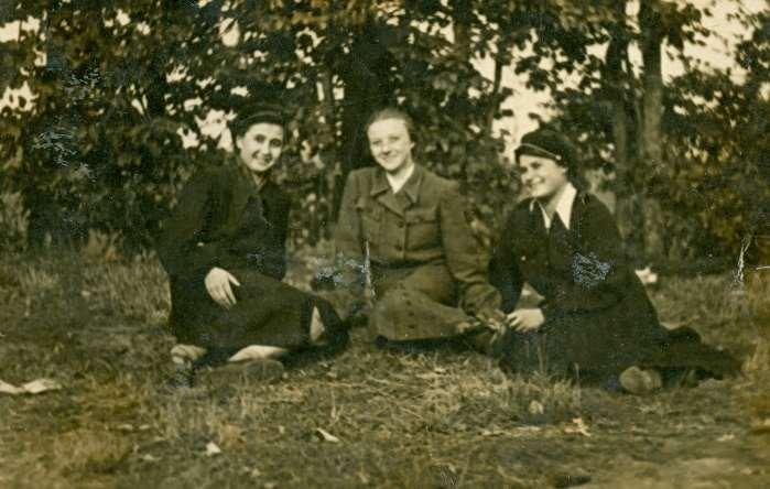 15 Zdjęcie 19 Rok 1952 (około). Hrubieszów. Uczennice Państwowej Zasadniczej Szkoły Zawodowej Odzieżowej w Hrubieszowie.