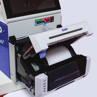 Od zewnątrz DNP Snaplab DS SL-620 to samoobsługowy, w pełni autonomiczny fotokiosk.