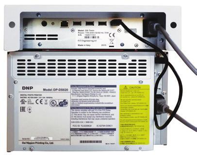 DNP Snaplab DS SL-620 nie ma zbyt dużych wymiarów: 275 399 267 mm (przy złożonym ekranie) 427 mm (przy ekranie maksymalnie wychylonym do góry).
