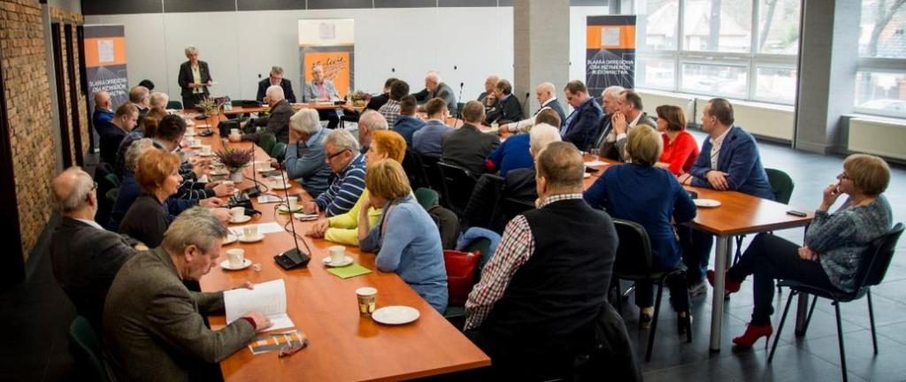 przewodniczącego Rady Andrzej Nowak, reprezentujący obwód nr 4 i reprezentująca obwód nr 5 sekretarz Rady Ewa Dworska.