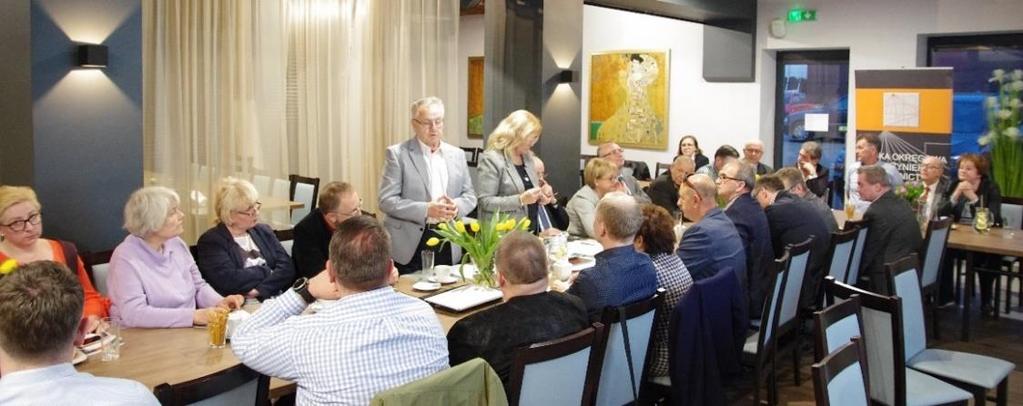 Dekoracji dokonali: Krzysztof Matyjaszczyk, Prezydent Miasta Częstochowy (absolwent Wydziału Budownictwa Politechniki Częstochowskiej), Waldemar Szleper, wiceprzewodniczący Rady ŚlOIIB, Zenon Panicz,