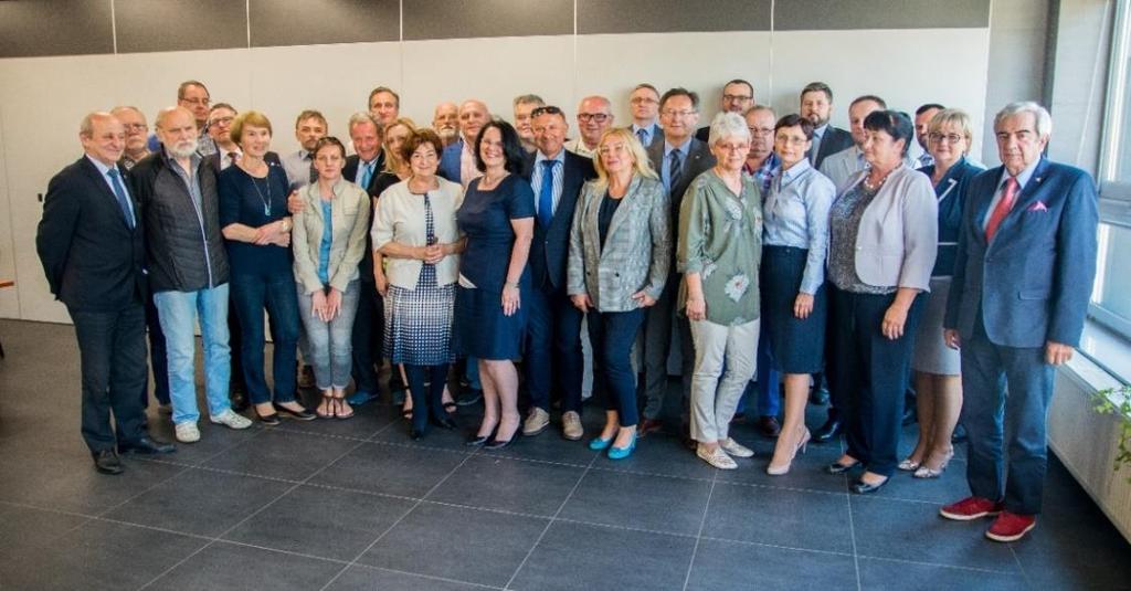 skarbnika Stoją od lewej: Krzysztof Kolonko, Tadeusz Mika, Jerzy Dzierżewicz, Jacek Kawalec, Tomasz Radziewski, Maria Świerczyńska, Sławomir Stolarski, Agnieszka Orłowska, Józef Kluska, Andrzej