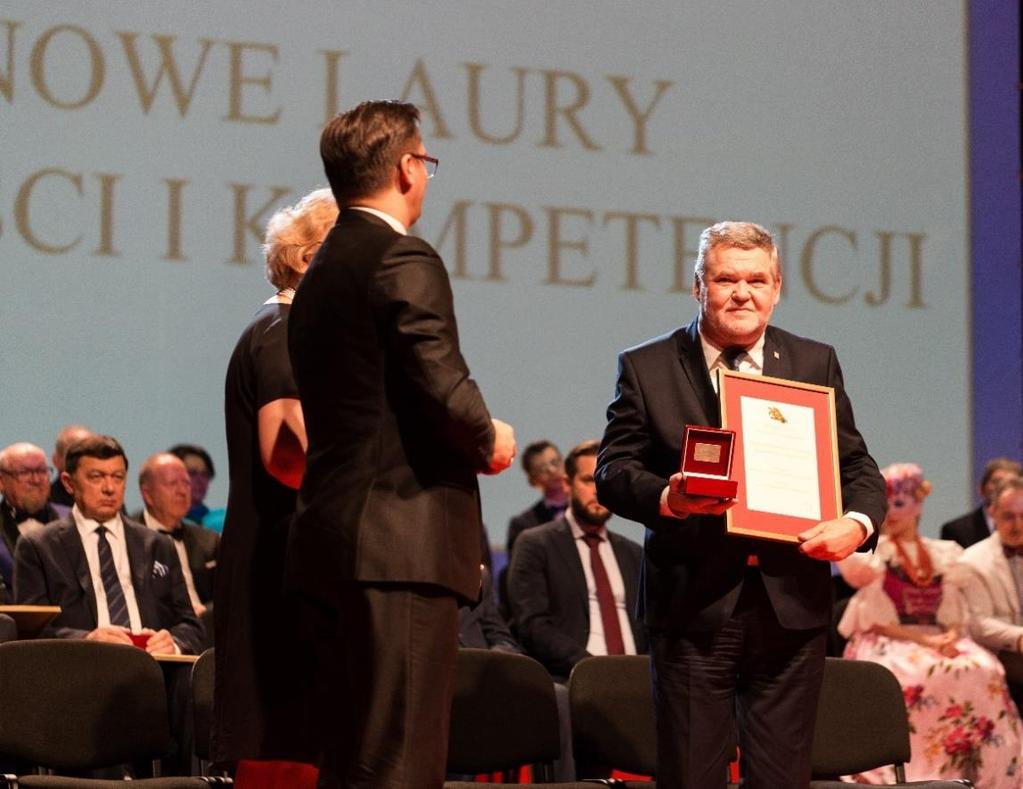 aktywny udział w pracach na rzecz środowiska zawodów zaufania publicznego, w szczególności w ramach Forum Samorządów Zawodów Zaufania Publicznego.