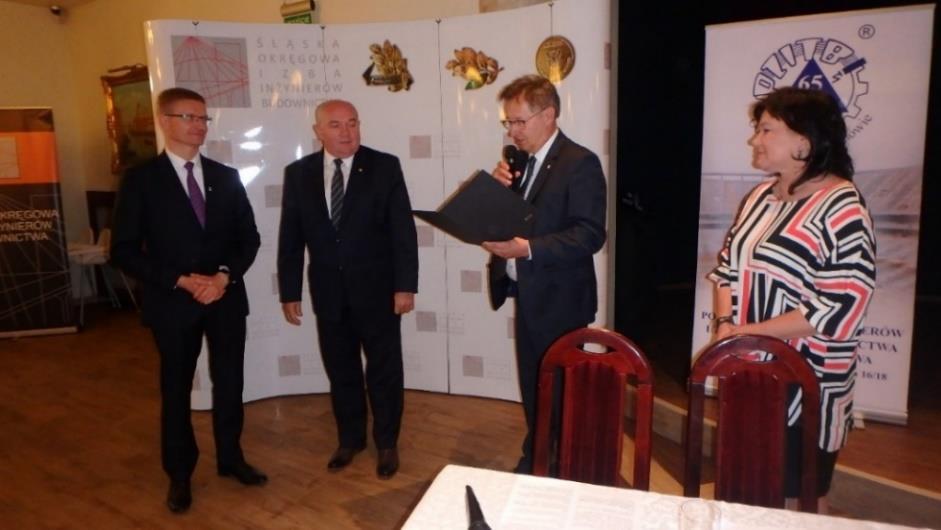 Prowadzący spotkanie przypomnieli zebranym, jakie korzyści daje inżynierom przynależność do samorządu zawodowego.