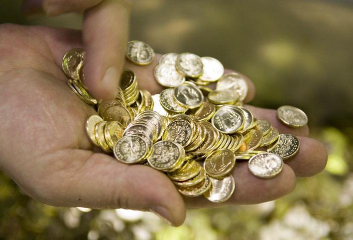 RYNEK NUMIZMATYCZNY Monety obiegowe i kolekcjonerskie Mennica Polska jest wiodącym producentem monet i numizmatów oraz jedną z trzech najbardziej