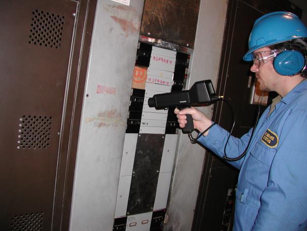 Version 1 48 Transformatory, rozdzielnice i inne urządzenia elektryczne Łuk elektryczny, wyładowania koronowe i wyładowania niezupełne - detekcja Wymienione powyżej trzy zjawiska są problemami, które