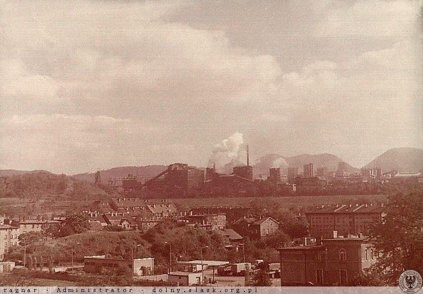 Panorama Zakładów Koksowniczych nr 2. Na pierwszym planie zabudowania dzielnicy Sobięcin. Fotografia ze strony www.