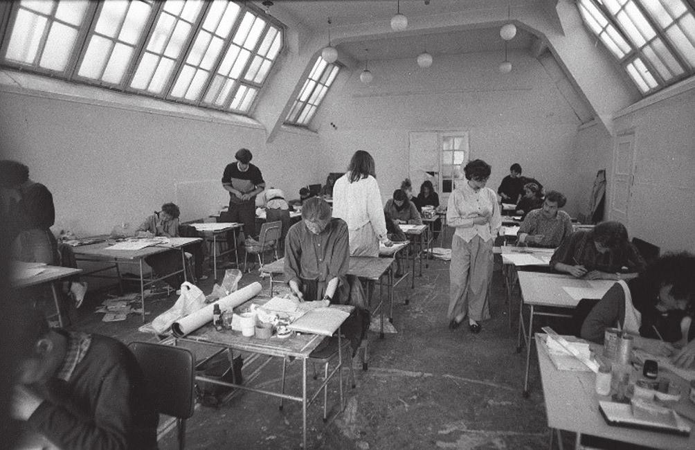 Charakterystyka i opracowanie zbioru archiwalnych negatywów 109 W tym wypadku jest to zdjęcie pt. Egzamin wstępny na PWSSP w roku 1989 (fot. 14).