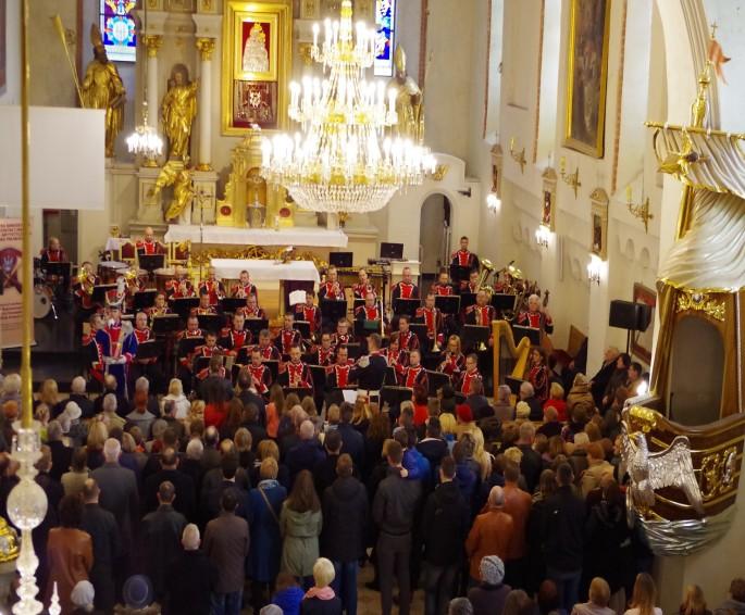 Występy artystyczne organizowane są również bez szczególnych okazji: gościliśmy muzyków Filharmonii Łódzkiej z koncertem Kolory Polski, występował Reprezentacyjny Zespół Artystyczny Wojska Polskiego