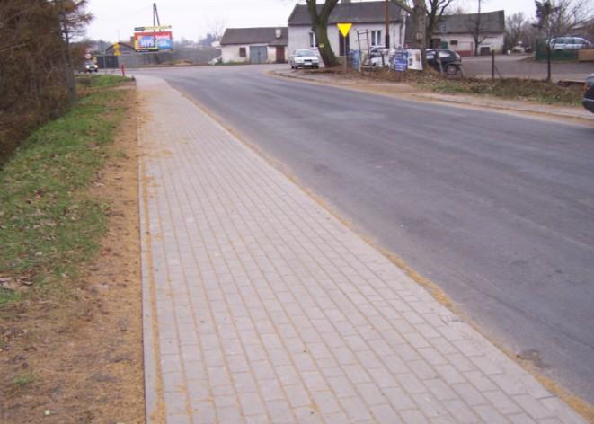 gminnych została wyremontowana droga powiatowa Biała Rawska Rzeczków na odcinku 3,8 km oraz drogi powiatowe w Józefowie i Szczukach.