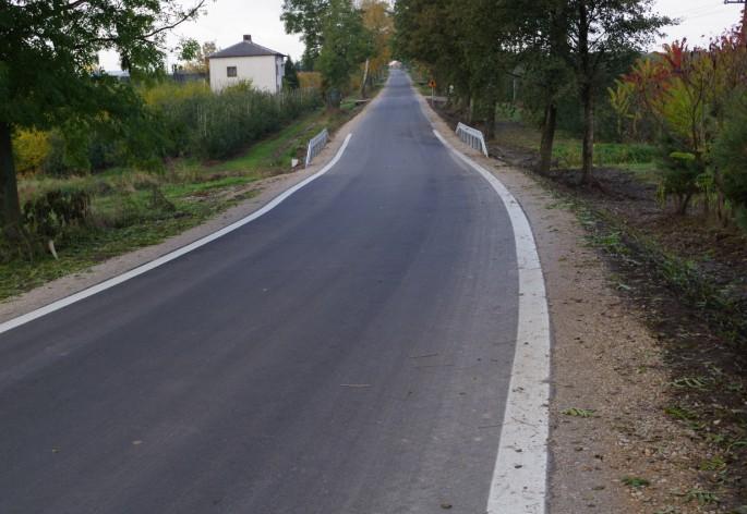 Jest to rozwiązanie znacznie tańsze niż nakładki bitumiczne, a zapewniające komfort jazdy zwłaszcza na mniej uczęszczanych drogach.