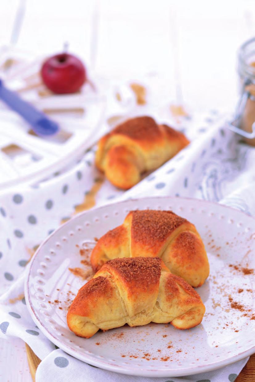 Drożdżowe rogaliki z prażonym jabłuszkiem Składniki: ź 300 g mąki pszennej ź 90 g masła ź 1 jajko ź 1 żółtko ź 100 g śmietany 18% ź 25 g świeżych drożdży ź 40 g cukru ź szczypta soli Prażone
