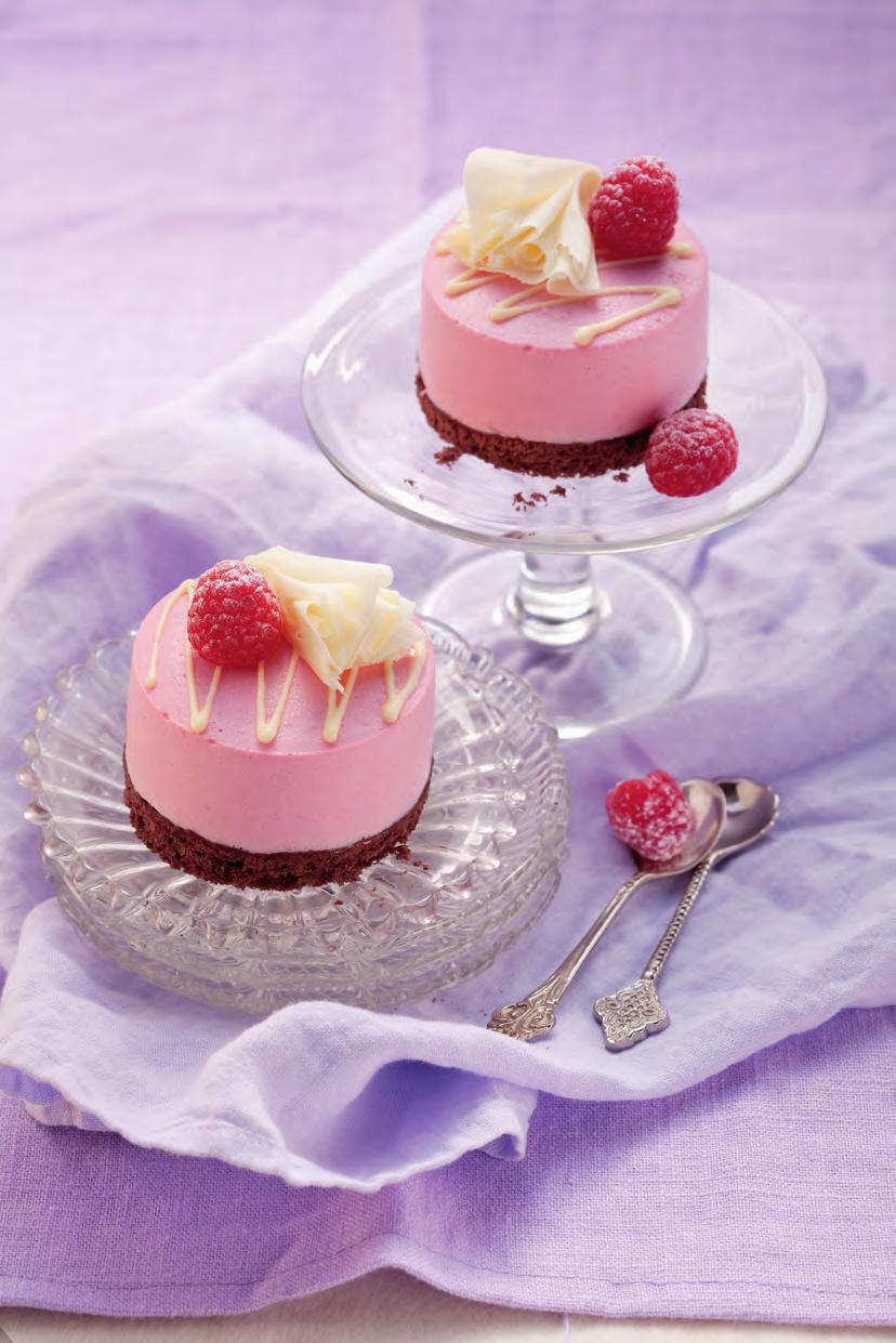 Delikatne torciki malinowe Składniki na 6 porcji: ź 1 ciemny spód biszkopta ź 300 g malin ź 3-4 płaty żelatyny ź 200 g serka waniliowego ź 50-60 g cukru ź 1 łyżka cukru waniliowego ź 1 łyżka soku z