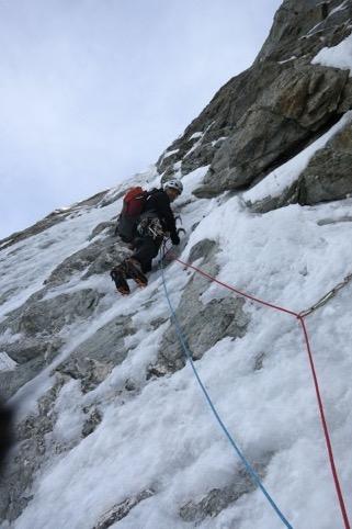 kółko kilka razy. 500 m w górę, czyli jakieś 600 wspinaczki. Zaraz na początku przez nieuwagę upuściłem moją ulubioną kurtkę primaloft, więc ewentualny biwak zapowiadał się na chłodny.