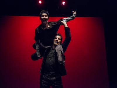 acque basse. Come voi respira l'aria smaltita. Come voi ho dimenticato! In su e in giu' non c'e piu' niente, C'e solo un orizzonte. Siamo dei cretini, sotto il tetto del palazzo di cristallo!