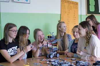 Raport Roczny 2017 PROJEKTOR WOLONTARIAT STUDENCKI IT for SHE studentki informatyki realizują projekty edukacyjne Naszym głównym celem jest umożliwienie dzieciom przejścia z roli konsumentów