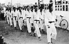 Grupa pokazowa w Wietnamie Pierwszy podręcznik W tym samym roku generał Choi Hong Hi wydał swoją pierwszą publikację dotyczącą Taekwon do, która stała się wzorem dla wydania z roku 1965. Gen.