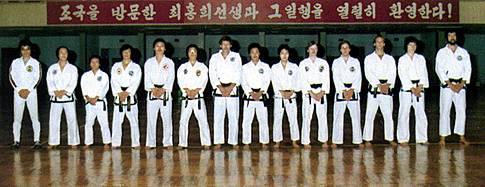 Grupa pokazowa Taekwon do ITF w KRL D, 1980 r. W listopadzie tego roku, odbyły się w Londynie i Europejskie Mistrzostwa Taekwon do, w których uczestniczyło 18 państw. W styczniu 1981 roku gen.