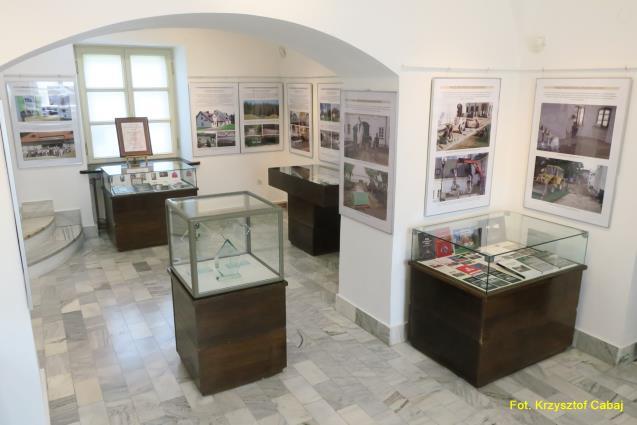 Na wystawie pokazaliśmy fotografie archiwalne i współczesne przedstawiające wybrane działania merytoryczne, wystawiennicze i naukowe zrealizowane w tym okresie.