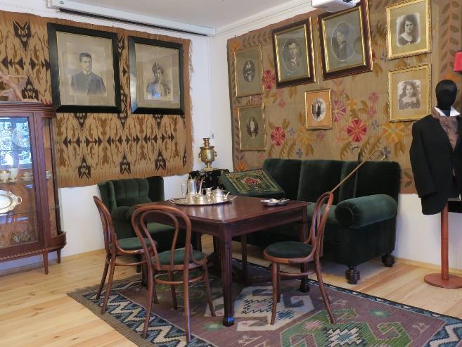 pochodzących z okresu 1918-1939. Miała ona na celu ukazanie elementów życia codziennego oraz kultury średniozamożnego mieszczaństwa na przykładzie miasta Białej Podlaskiej.