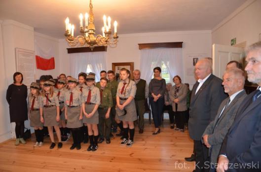 oświatowej mieszczącej się we dworze oraz wydarzenia kulturalne odbywające się na terenie dawnego założenia dworskoparkowego.