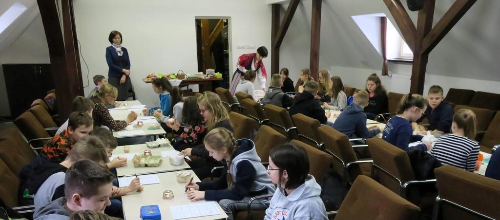 Uczestnicy tych warsztatów mieli okazję poznać i nauczyć się tradycyjnego wykonywania pisanek - pisania woskiem. Warsztaty te cieszyły się dużym zainteresowaniem.