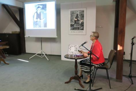 Autorka albumu - Halina Budziszewska, starała się w możliwie wyczerpujący i przystępny sposób pokazać Artystę, który ponad 20 lat przeżył w Siedlcach.