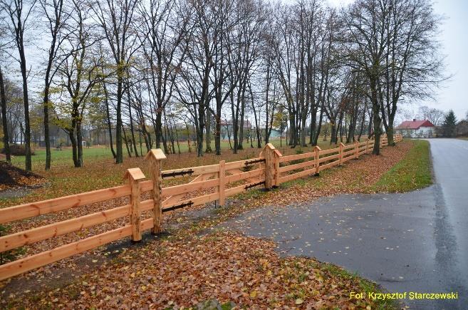 z elementów małej architektury w zespole dworsko-parkowym w