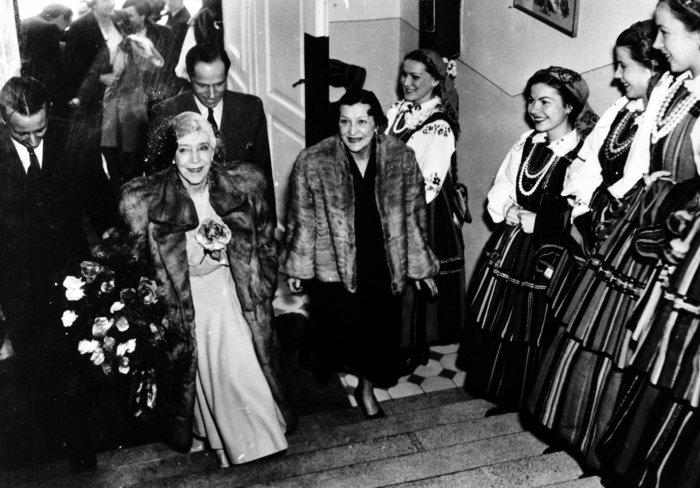 Mira Zimińska wśród młodzieży, lata 50-te zwrotnym w jej karierze okazała się rewia "Hallo, ciotka!
