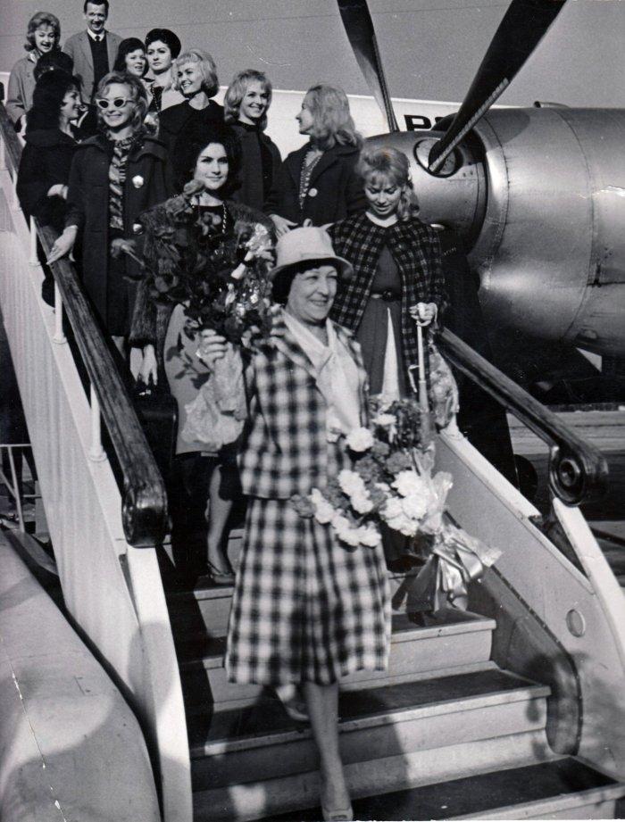 "Mazowsze". Po śmierci Tadeusza w 1955 roku przejęła obowiązki dyrektorskie nad zespołem. "Mazowsze" stało się drugą po kabarecie miłością jej życia, o czym wspomina w jednej ze swych książek.