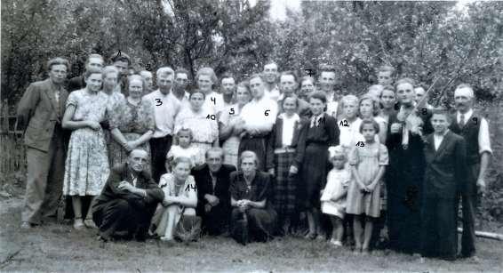 13 Zdjęcie 22 Patrz poniżej. Zdjęcie 23 Rok 1951. Wesele Jadwigi Pietnowskiej i Wacława Choduna. Zdjęcie ze zbiorów Jadwigi Ciszewskiej a przekazane przez Ryszarda Karczmarczuka.