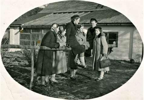 20 Zdjęcie 35 Rok 1951, 26 grudnia. Grabowiec. Panie na podwórku u fotografa Leona Sokołowskiego.