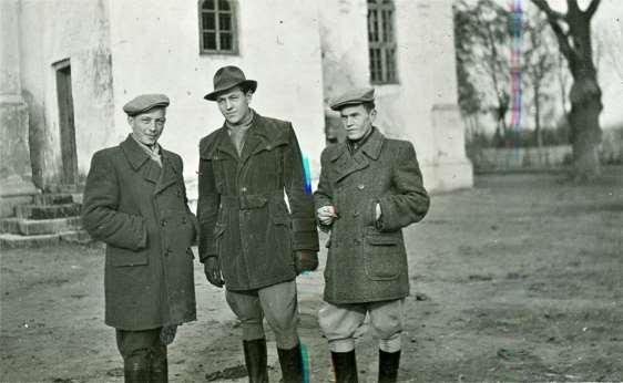 4 Zdjęcie 5 Rok 1951. Grabowiec. Przed cerkwią Zaśnięcia Bogurodzicy.